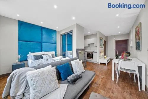 Marble DELUXE - City Centre Apt- Parking & Wifi - Image 1