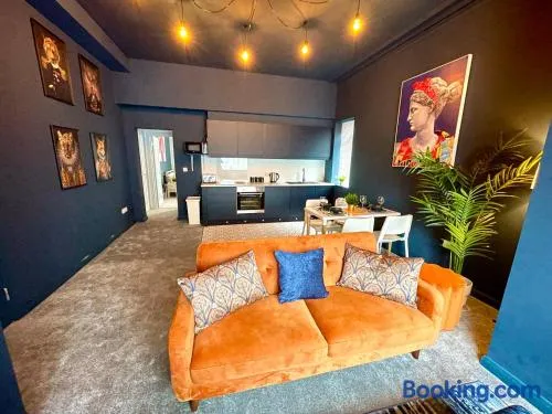 Stunning & Stylish 2 Bedroom Apartment! - 5 Minute Walk to the Best Beach! - Great Location - FREE Parking - Fast WiFi - Smart TV - Newly decorated - sleeps up to 4! Close to Bournemouth & Poole Town Centre & Sandbanks - Image 1