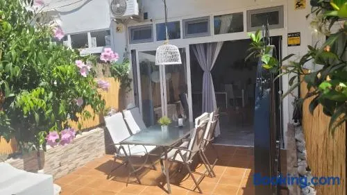 Appartement de vacances avec terrasse, piscine et internet haut débit | Vue jardin - Image 1