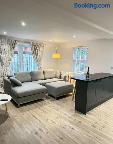Gorgeous 2 bed apartment with free parking near, Sefton Park, Palm House, Lark Lane, Liverpool and Everton football clubs - Image 1