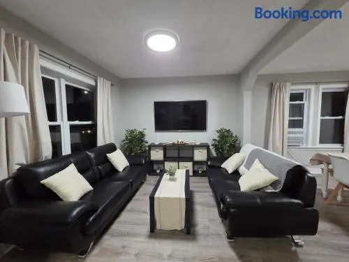 2 Bedroom's, 1 Bathroom,10min-Airport & Boston, 7min-EncoreCasino - Image 1