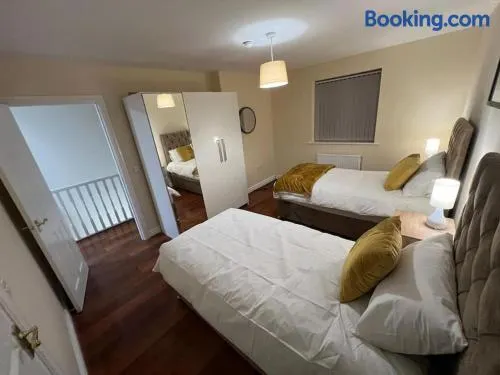 Big new house! 5BDR, sleeps 13, with parking - Image 1