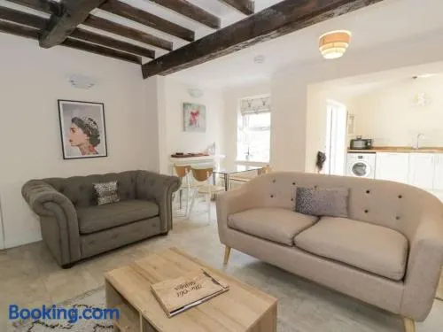 The Old Stables - Pet-Friendly Stay Near Ruthin Castle with Parking - Image 1