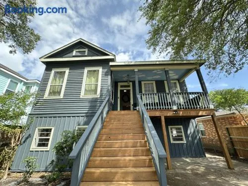 Sunny Shores - Close to beach, downtown and attractions - Image 1