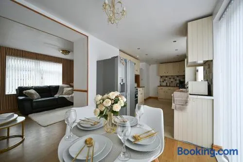 Cosy 2 bed home with jacuzzi bath in Wythenshawe near Manchester Airport - Image 1