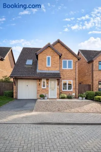 Champflower House- Sleeps 7- Driveway Parking, Contractors, Fast Wifi and Smart TV - Image 1
