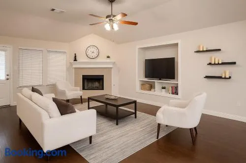 Spacious 3BR Home w Game Room, Gym & Study - Image 1