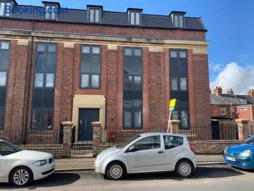 2 bed flat in the heart of Leek - Image 1