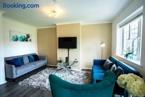 Heart of Windsor Private Garden, Free Parking & Stylish 3BR Home - Image 1