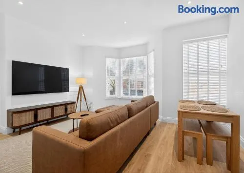 Stunning 2 Bedroom Apartments - City Centre Location, Free WiFi, Free Parking, Spacious Accommodation, Comfort and Style, Freshly Rennovated - Image 1