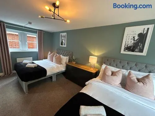 6 Bed, Sleeps 14, En-suites & Parking - Image 1