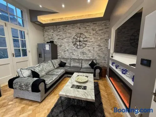 Hi spec Victorian apartment with Rooftop Hot tub - Image 1