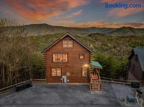 VIEWS! - Hot Tub - 3 Decks - Community Pool - Image 1