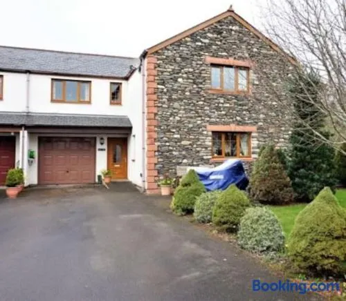 Large modern house in small rural Hamlet - Image 1