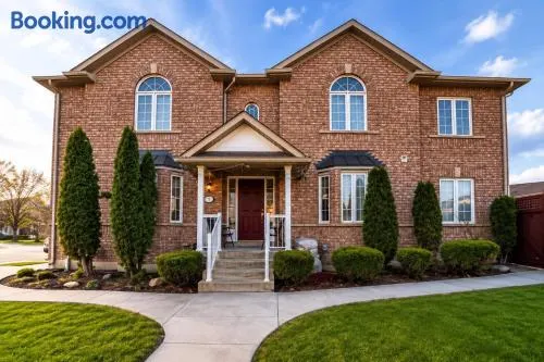 one bedroom in Brampton - Image 1