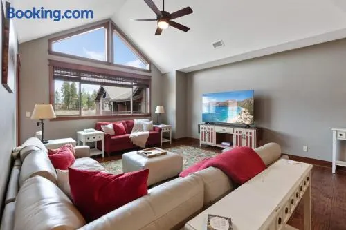 Stylish 2BR2BA Riverstone Condo Sleeps 6 - Image 1