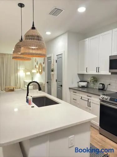 Modern 1 bedroom Apartment and Den in Orlando - Image 1