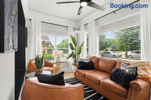 Sleeps 12 - Luxury Upscale House mins from Mercedes-Benz Stadium - Image 1