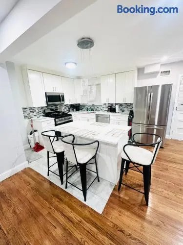 Cheerful 4-bedroom home with free parking - Image 1