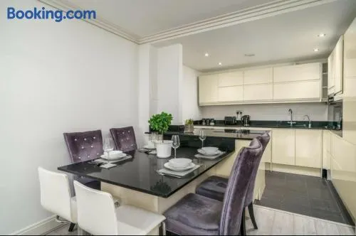 Luxurious Spacious 2 bed w Terrace - Image 1