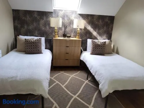Dernvale House - Double room sleeps 3 - Image 1