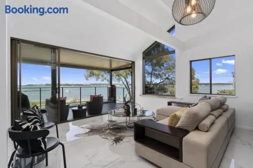 Bribie Island Waterfront Luxury Apartment - Image 1