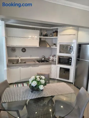 Apartamento aconchegante com ar, secadora e adega - Image 1