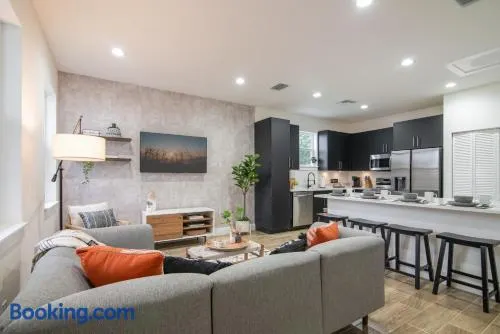 Private Cottage - KING Beds, Brand New, Near Beach, Golfing, Shopping & Restaurants - Image 1