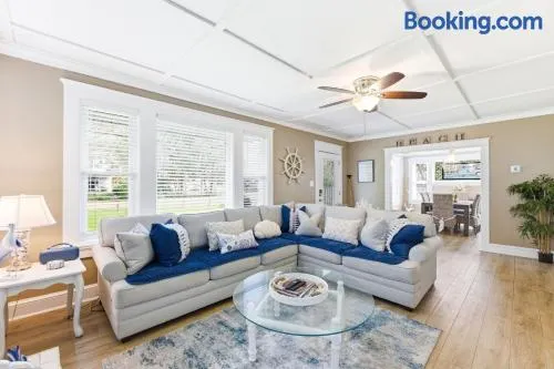 Happy Place- Midtown, Pet-Friendly, close to beach - Image 1