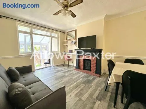 Spacious 2BR Flat in Harold Wood - Image 1