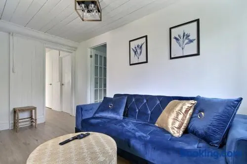 Cozy 2BR - 2 King Beds & 2 Parking - 8min to Old Town - Image 1