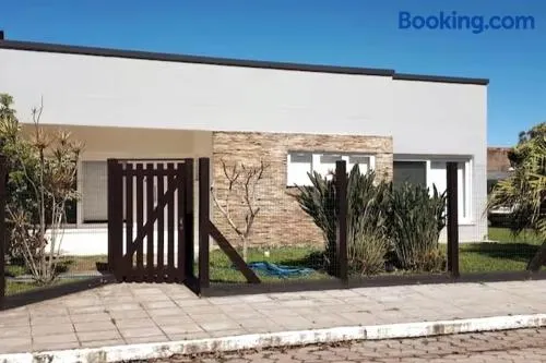 Casa com 4 dormitórios e piscina em Xangri-lá - Image 1