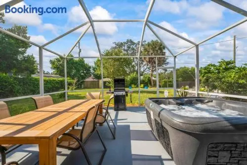 Oversized 4bed + Converted Bedroom, HEATED Pool + Hot Tub - Image 1