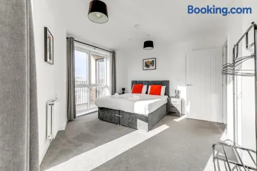 City Living! ChelmsfordCityCentre 2Bed2Bath Free Parking Balcony by The Opulent Property Project UK - Image 1
