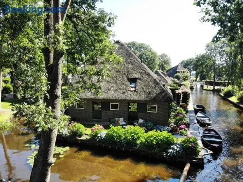 Plompeblad Guesthouse Giethoorn - Image 1