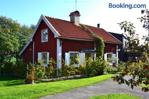 Rustik gäststuga med lantlig känsla nära Örebro city - Image 1