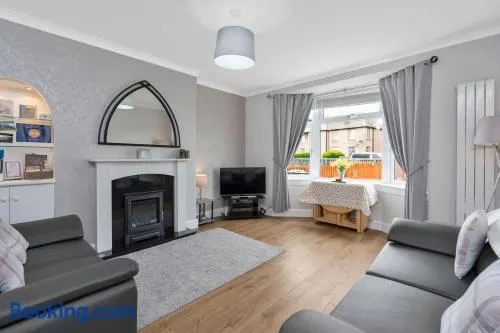 Crewe Apartment - Stylish 2 bedroom apt, Garden, Free parking, Edin City - Image 1