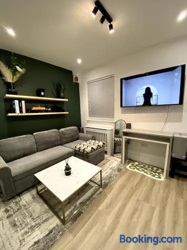 Malthouse Court 1 Bed Apartment in Reading - Image 1