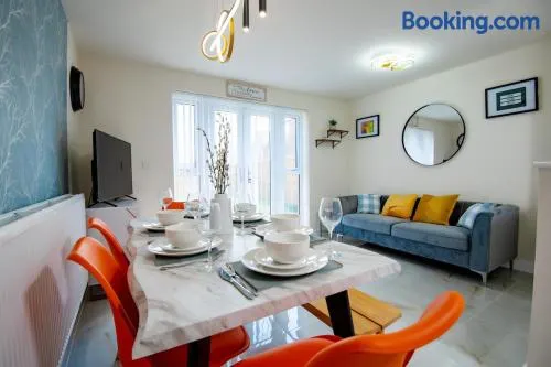 Luxury 5BDR with City Access, Free Parking and Wi-Fi - Image 1