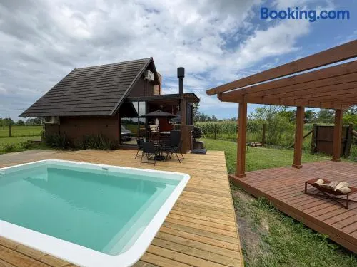 Chalé Rústico com Piscina Aquecida e Hidro - Image 1