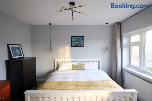 Bath City Skyline Spacious 3 Bed House for family - Image 1