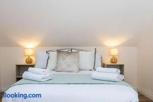 The Hale Abode- 1 Bed Gated Parking & Close to Man Airport - Image 1