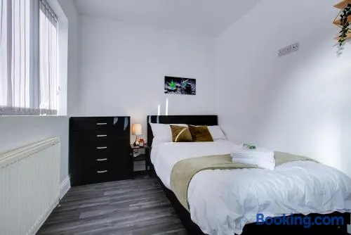 Modern 5 Bed House with Parking - Image 1