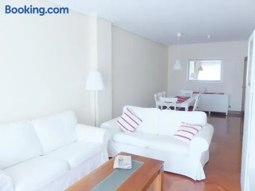 Apartamento luminoso, funcional y amplio en zona hospitalaria - Image 1