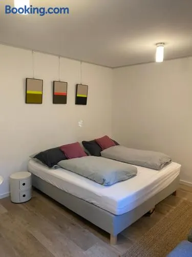 Helle Souterrainwohnung mit Komfort - Image 1