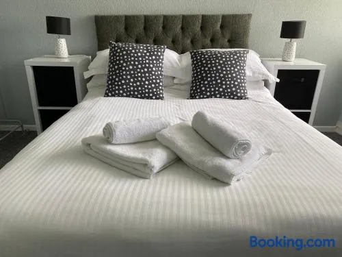 Quiet Ground Floor apartment with parking - Image 1