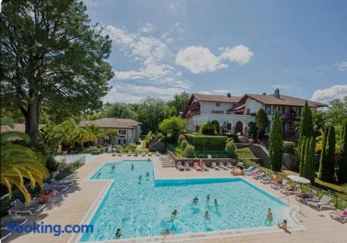 Appartement Coquet avec Piscine et Balcon à Ciboure, Proche Golf de la Nivelle - FR-1-4-480 - Image 1