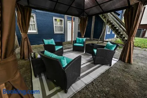 Dual patios, Free Laundry Service, College steps - Image 1