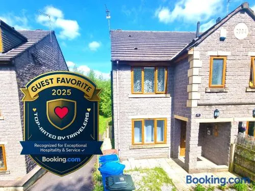 3 Bedroom Spacious Modern Comfortable Home in Rochdale, Work, Relax, Explore Manchester, Oldham, Bury - Image 1