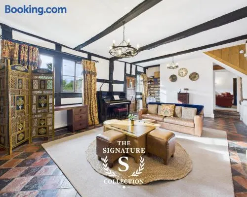 Mainstone House by Signature Stays - Luxury Retreat - HotTub - Image 1